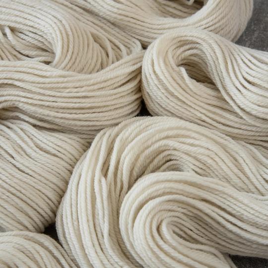 Knomad Clover worsted undyed